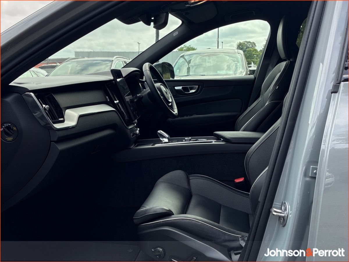 Volvo XC60 T6 AWD PHEV Plus Black Edition (Two Year Volvo Selekt Warranty / Two Year Service Plan)