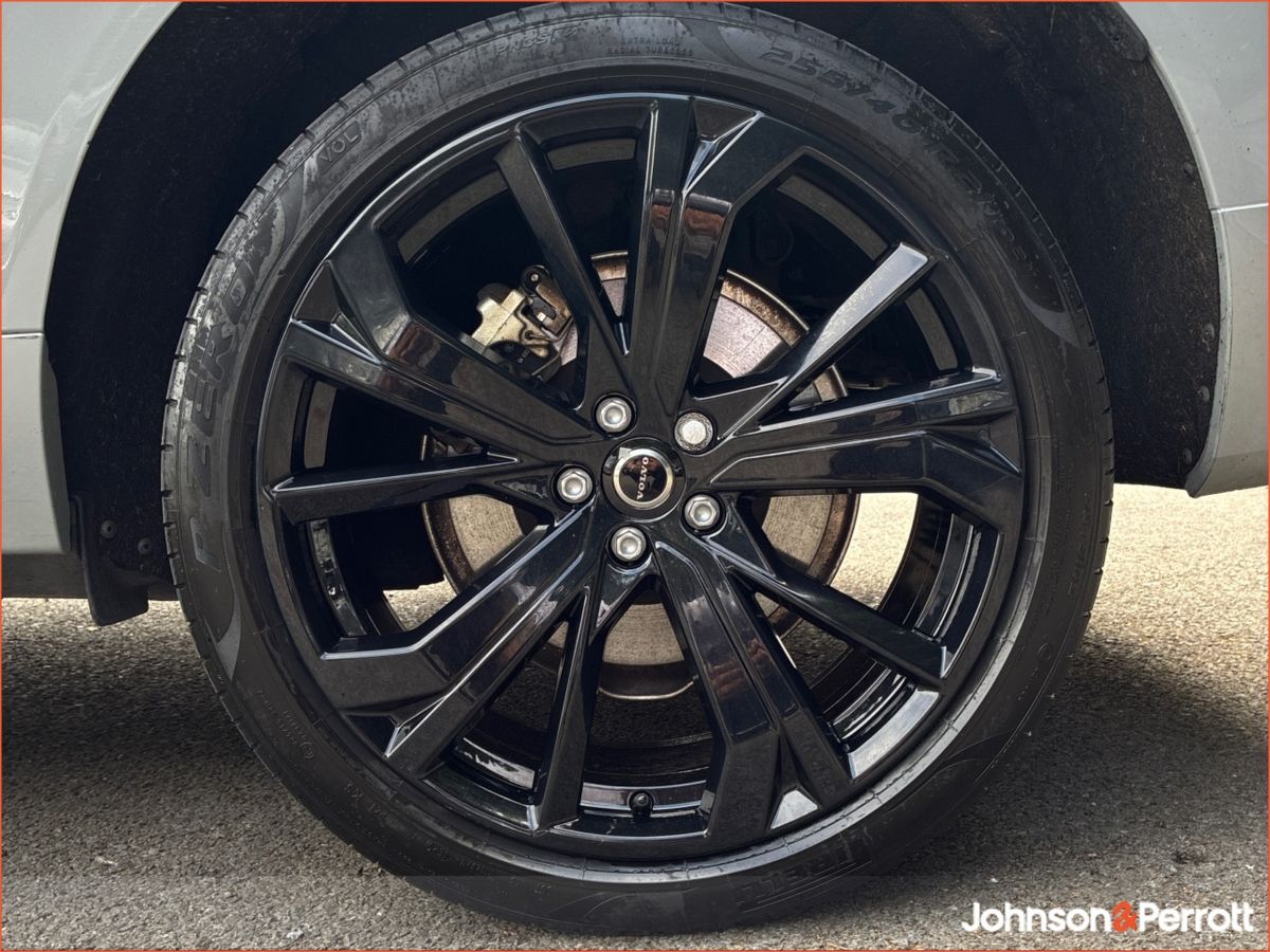 Volvo XC60 T6 AWD PHEV Plus Black Edition (Two Year Volvo Selekt Warranty / Two Year Service Plan)