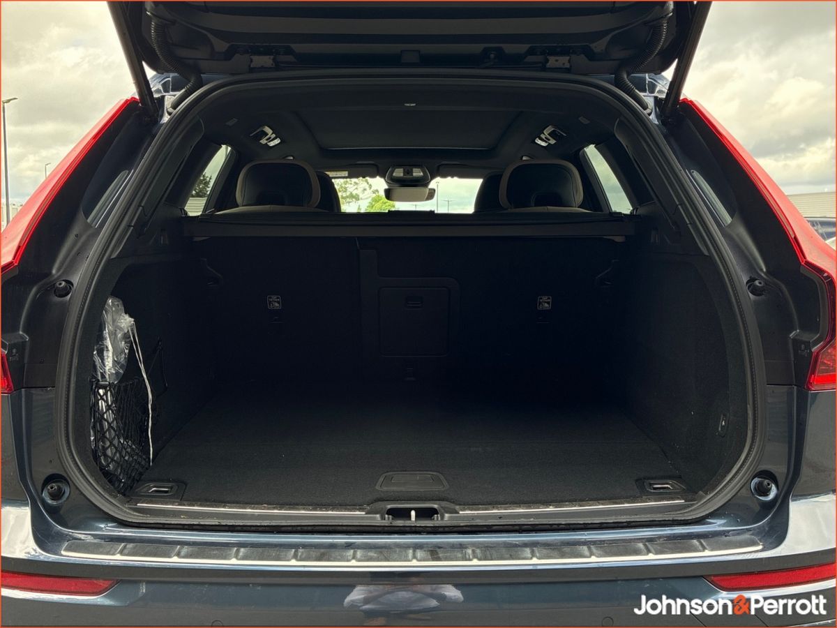 Volvo XC60 T6 AWD PHEV Plus Bright  (Four Year Volvo Selekt Warranty / Two Year Service Plan)