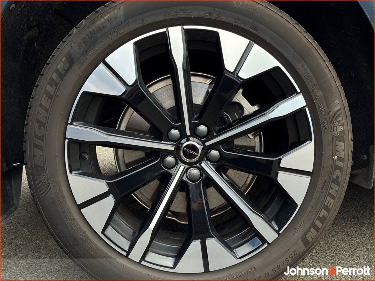 Volvo XC60 T6 AWD PHEV Plus Bright  (Four Year Volvo Selekt Warranty / Two Year Service Plan)