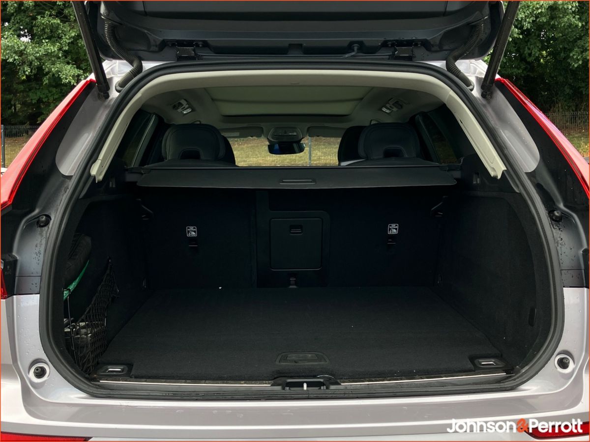 Volvo XC60 T6 350bhp AWD PHEV Plus Dark - Aurora Silver