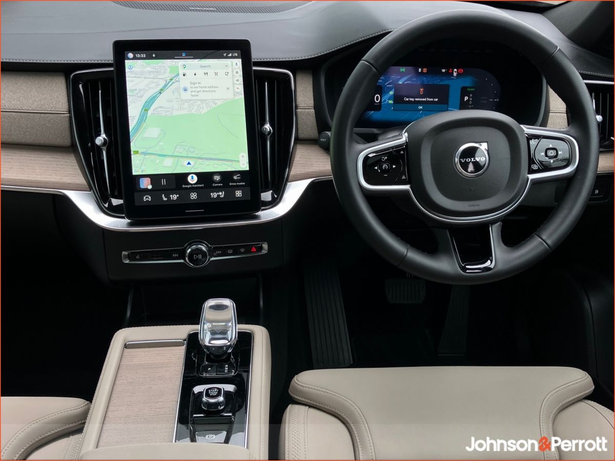 Volvo XC90 T8 455bhp AWD PHEV Plus Dark - Mulberry Red