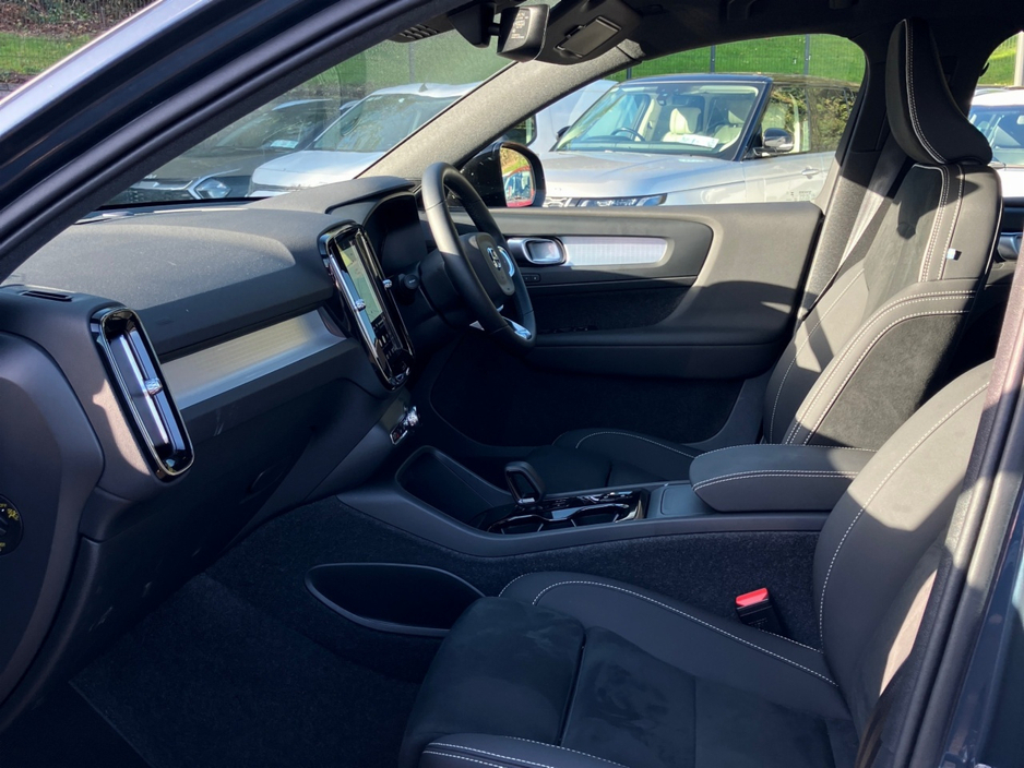 Volvo XC40 B3 163bhp MHEV Plus Dark - Denim Blue
