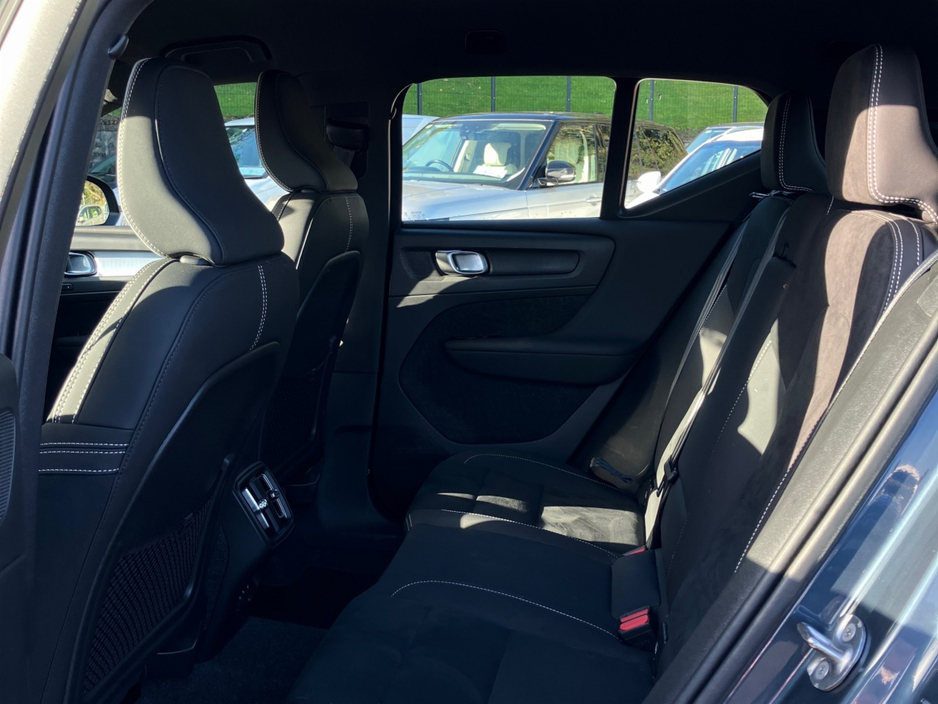 Volvo XC40 B3 163bhp MHEV Plus Dark - Denim Blue