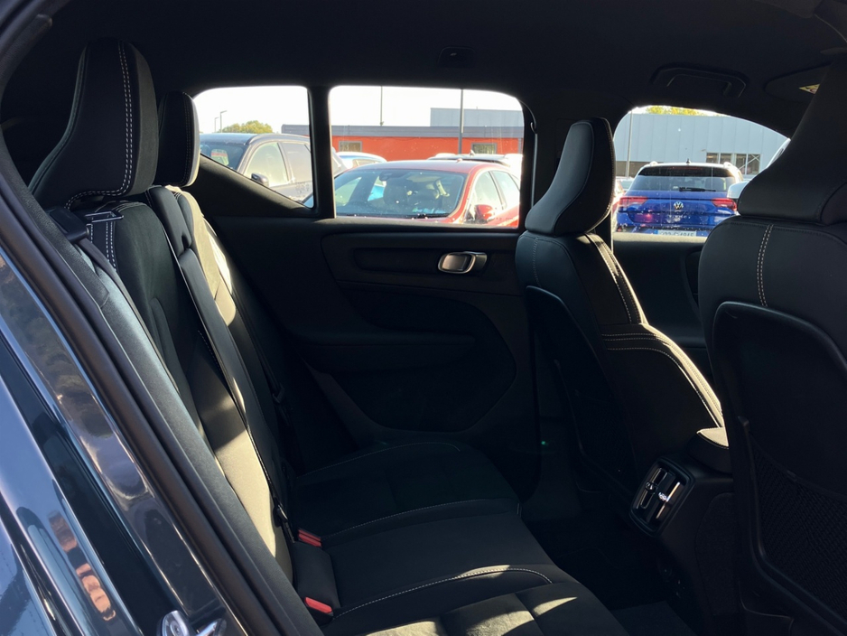 Volvo XC40 B3 163bhp MHEV Plus Dark - Denim Blue