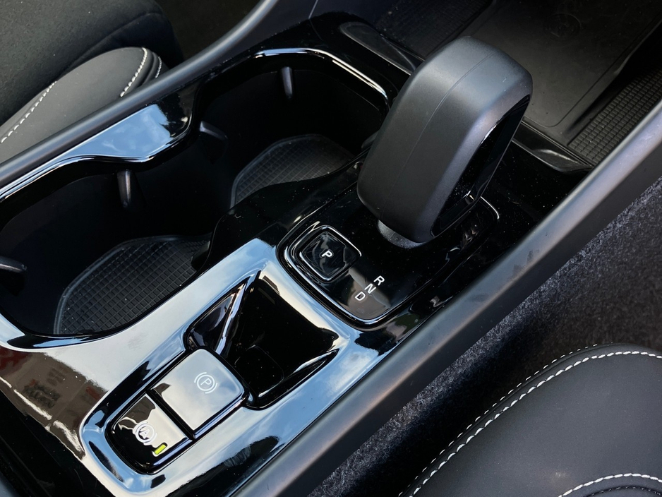 Volvo XC40 B3 163bhp MHEV Plus Dark - Denim Blue