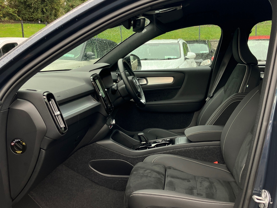 Volvo XC40 B3 163bhp MHEV Plus Dark - Denim Blue