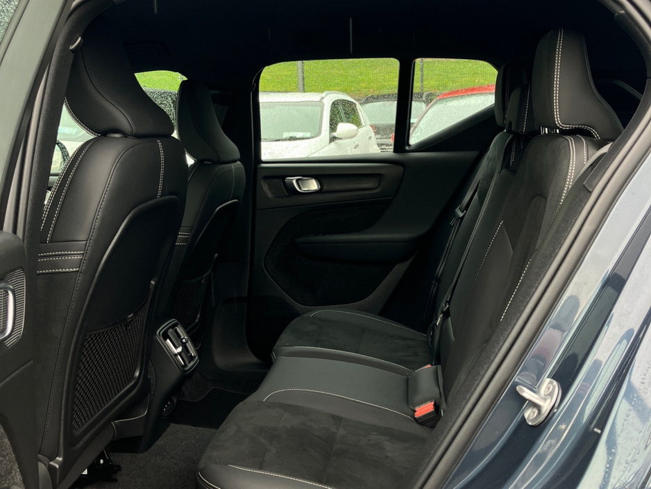 Volvo XC40 B3 163bhp MHEV Plus Dark - Denim Blue