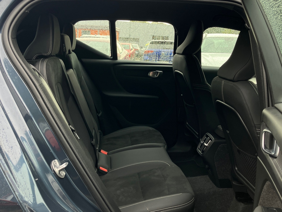 Volvo XC40 B3 163bhp MHEV Plus Dark - Denim Blue
