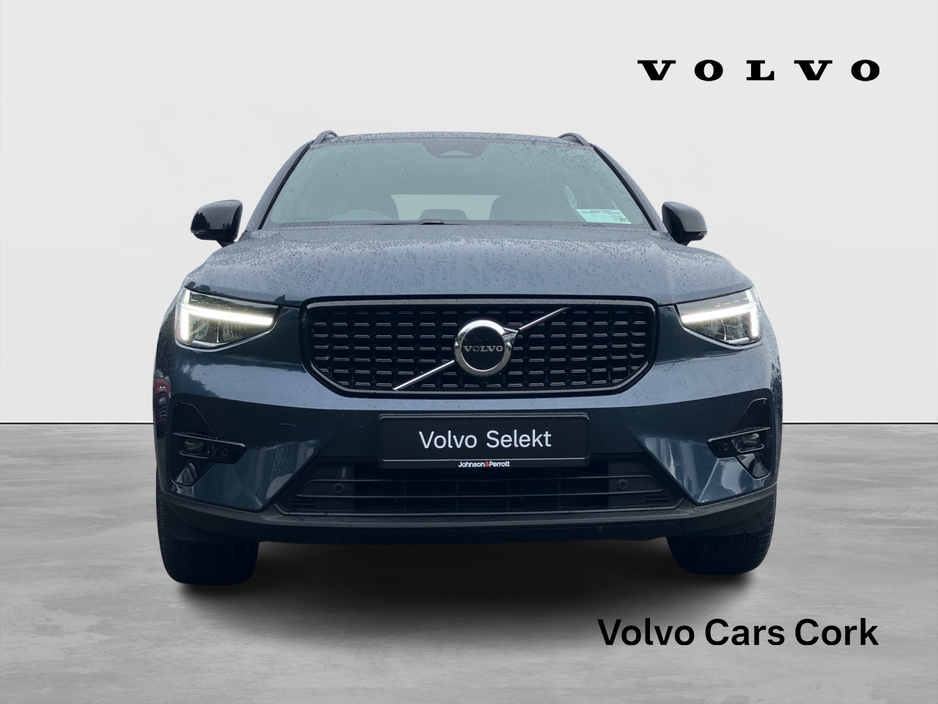 Volvo XC40 B3 163bhp MHEV Plus Dark - Denim Blue