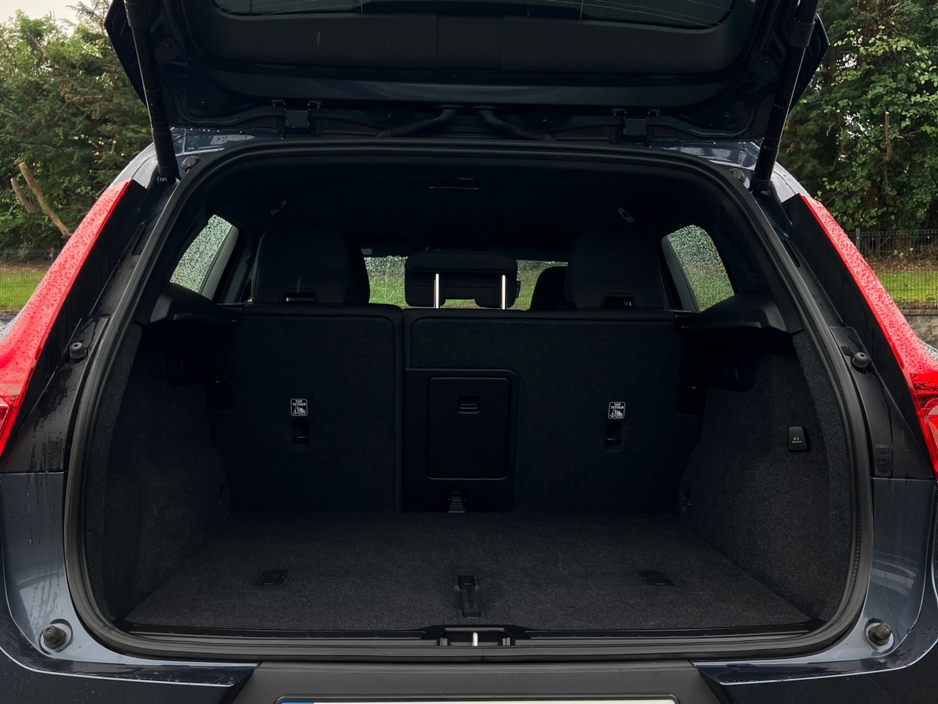Volvo XC40 B3 163bhp MHEV Plus Dark - Denim Blue