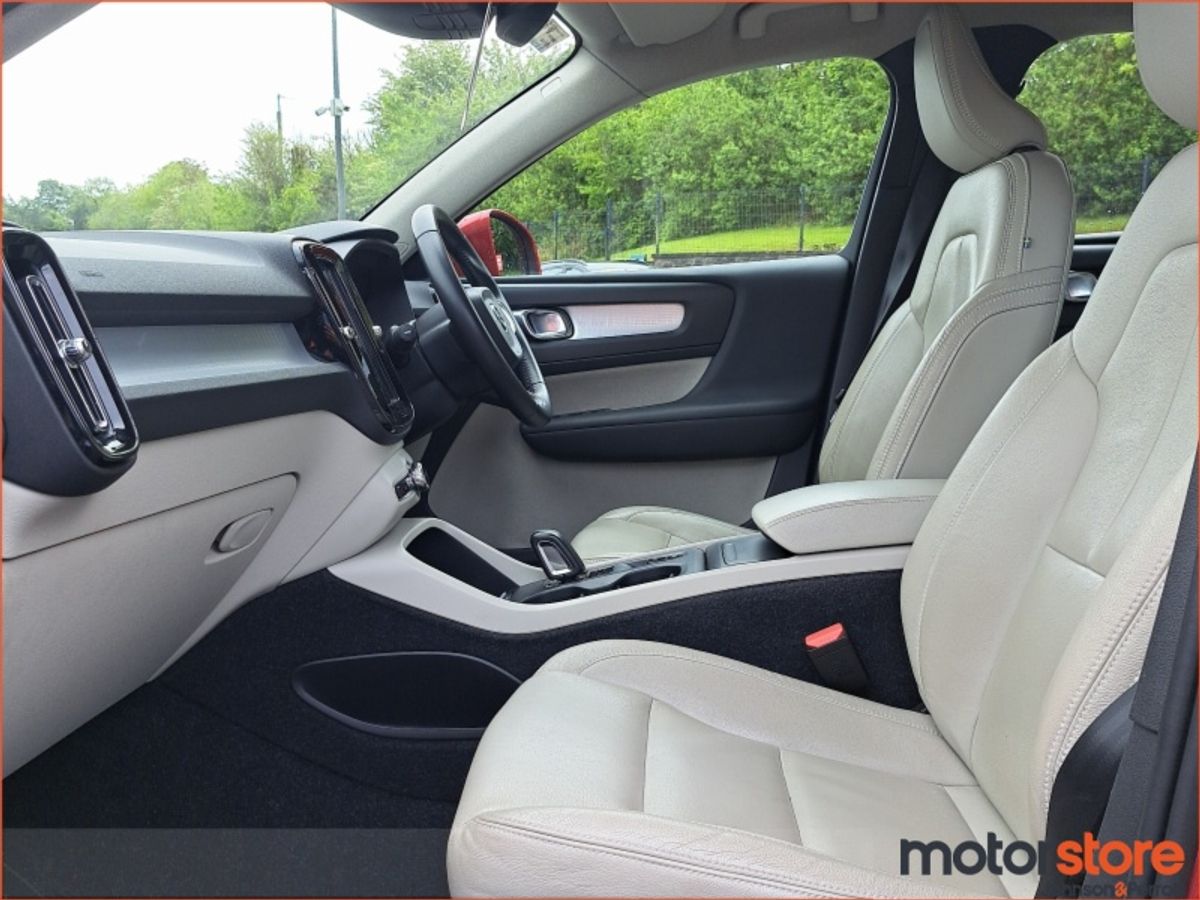 Volvo XC40 D4 AWD AUTO MOMENTUM - 1 OWNER