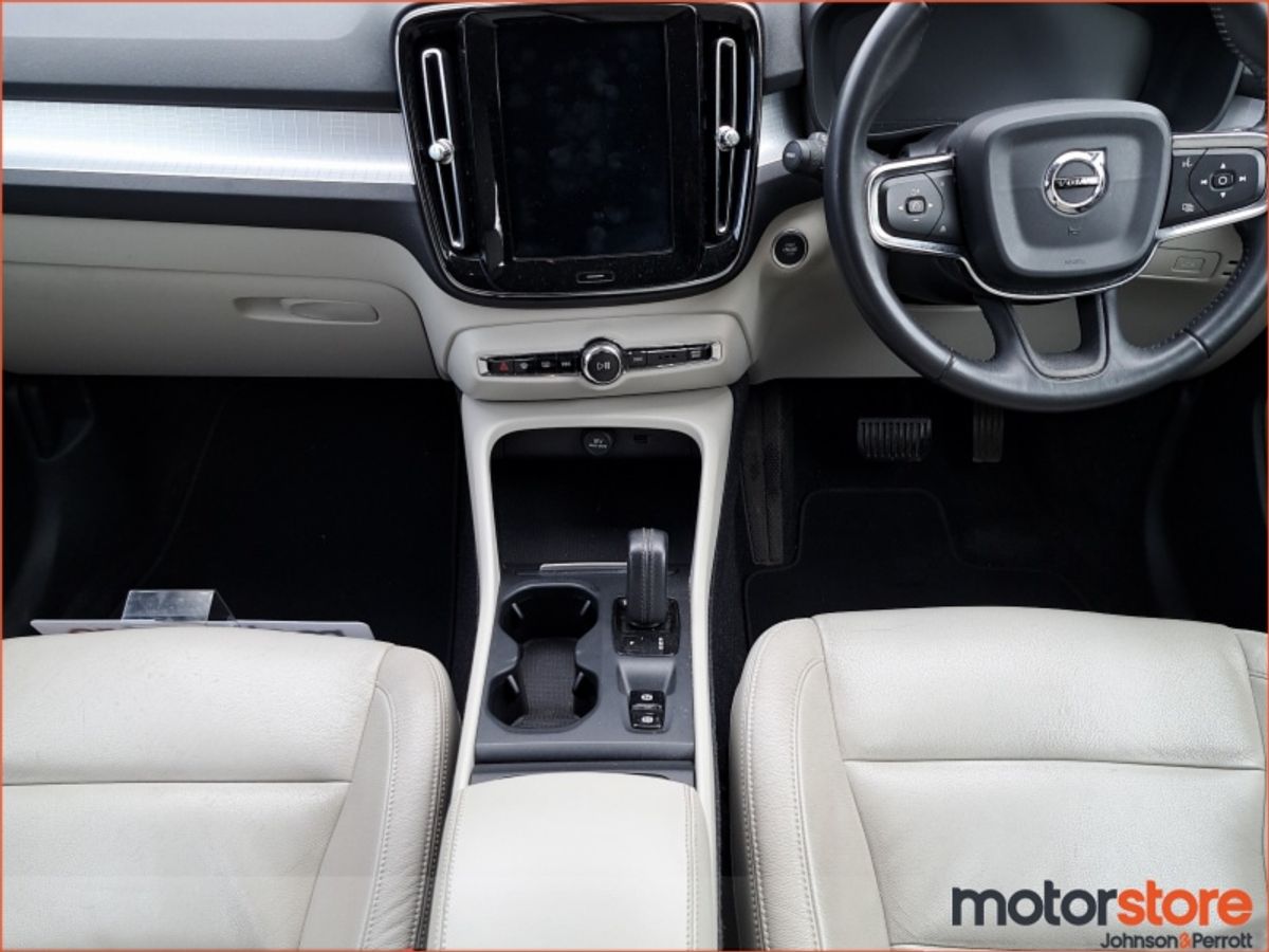 Volvo XC40 D4 AWD AUTO MOMENTUM - 1 OWNER