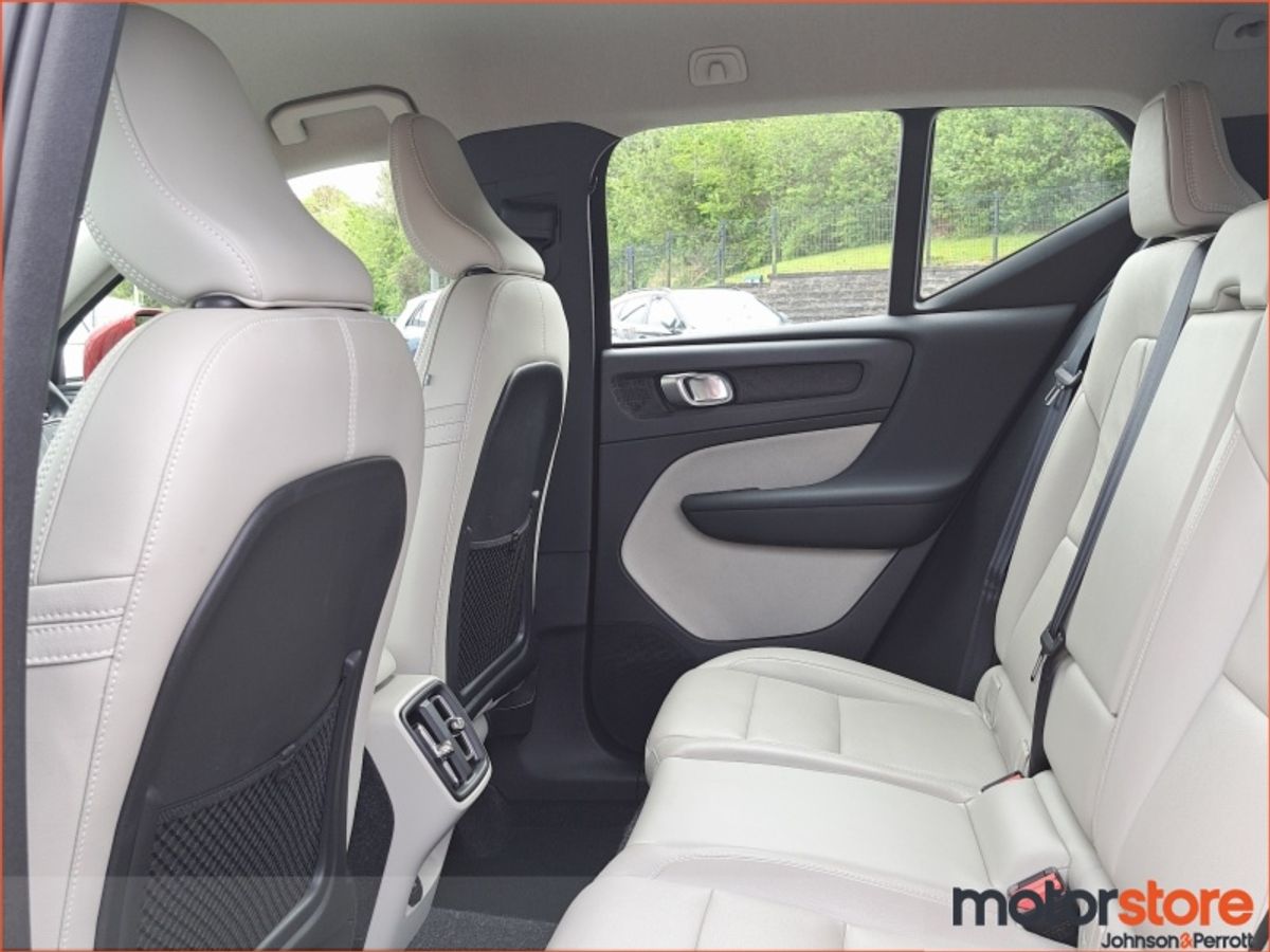 Volvo XC40 D4 AWD AUTO MOMENTUM - 1 OWNER