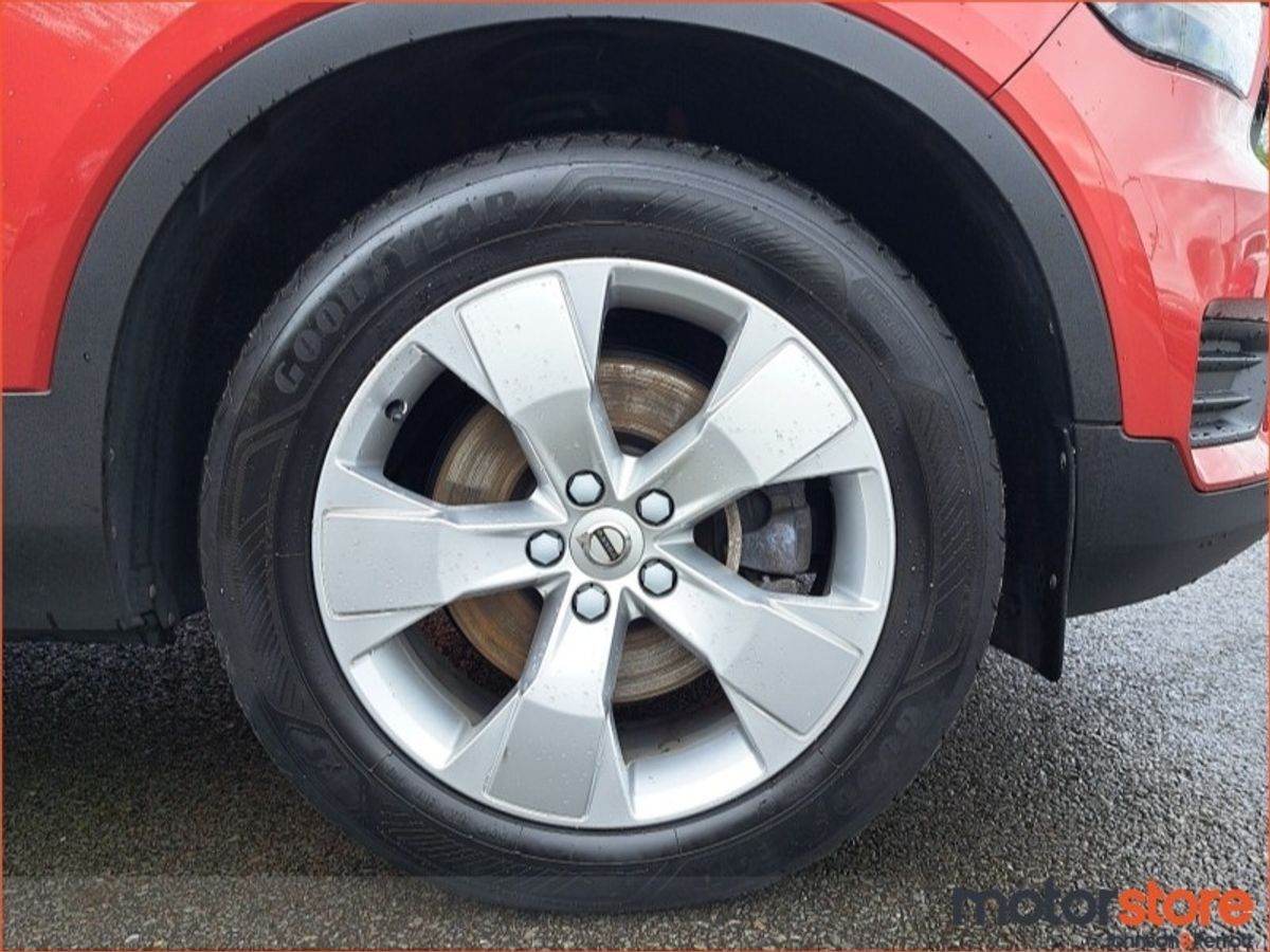Volvo XC40 D4 AWD AUTO MOMENTUM - 1 OWNER