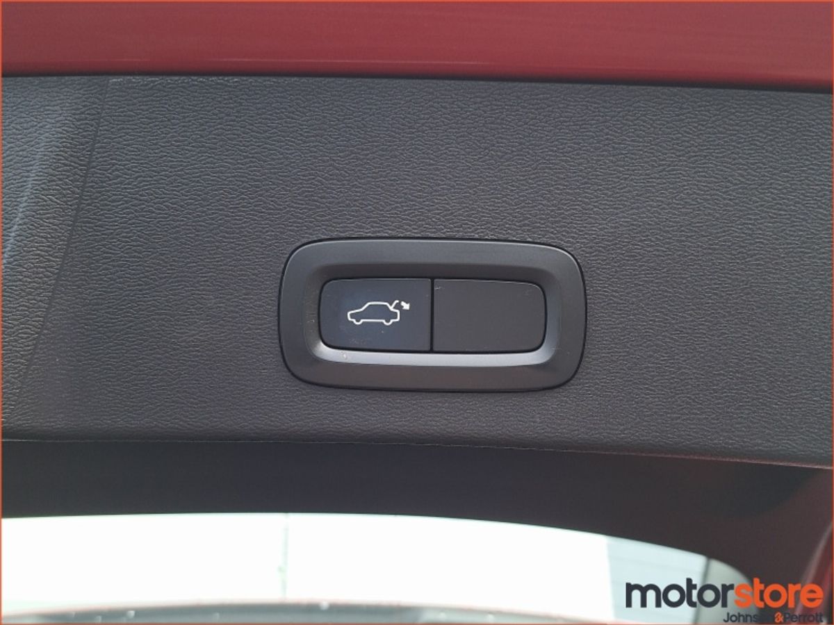 Volvo XC40 D4 AWD AUTO MOMENTUM - 1 OWNER