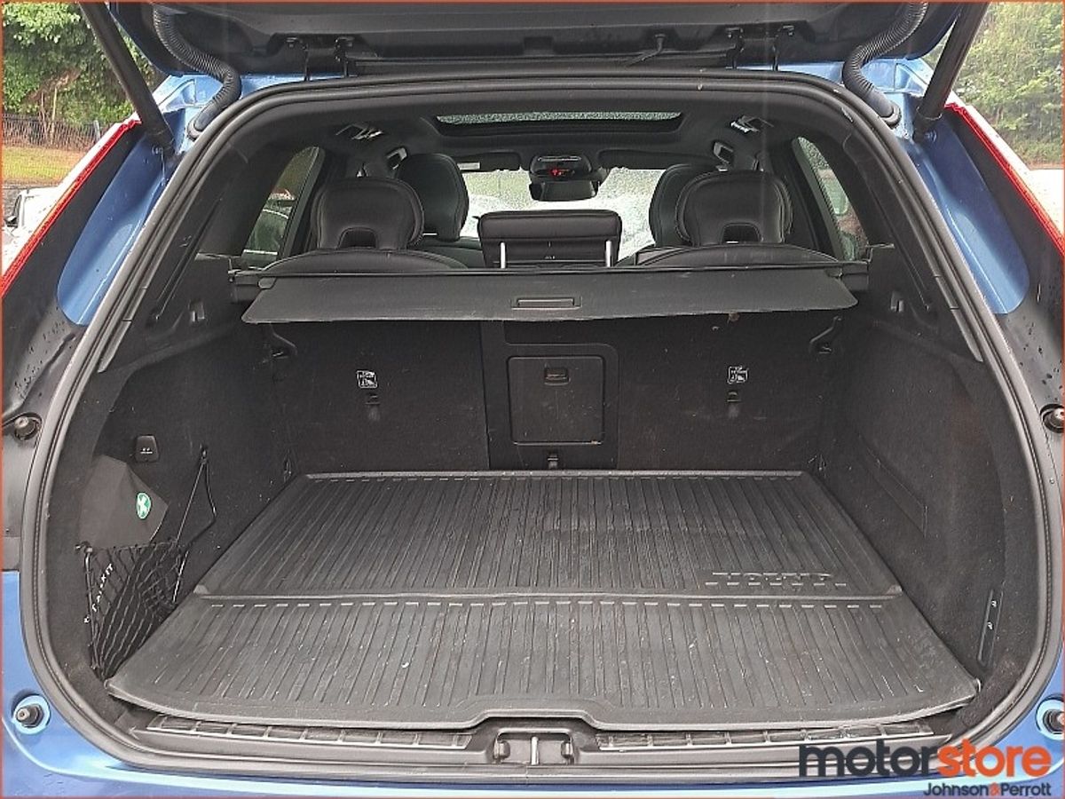 Volvo XC60 T8 (390hp) PHEV R-Design Pro Auto AWD