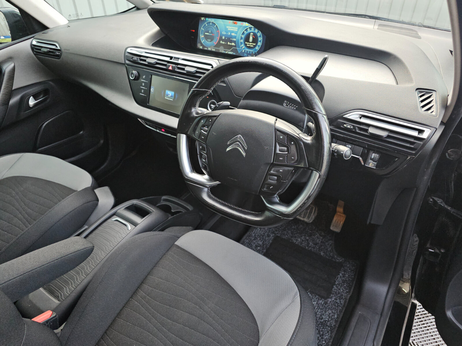 2015 Citroen C4 1.6 petrol AUTOMATIC 7 seater - Image 10