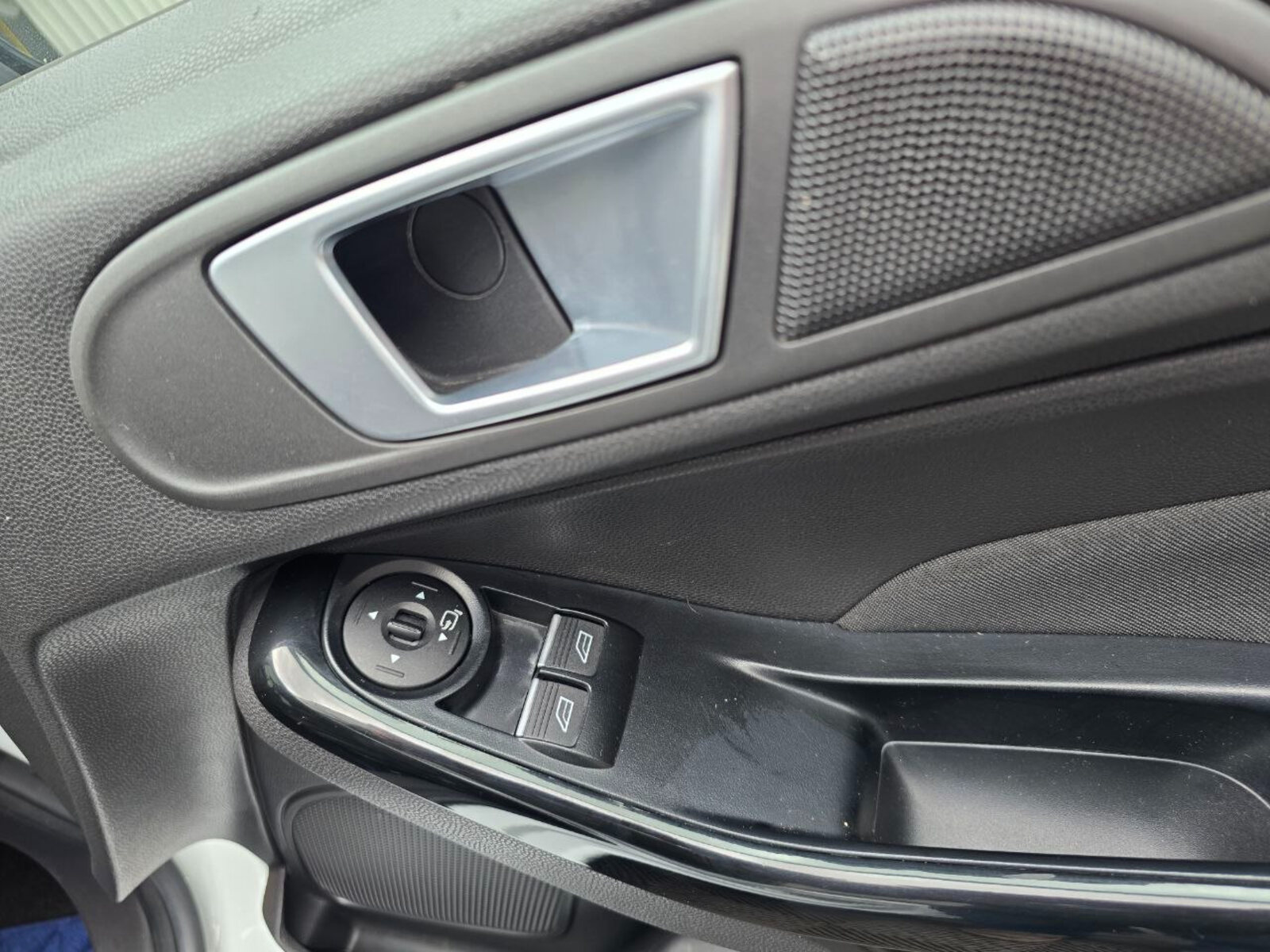 2015 Ford Fiesta TITANIUM 1.0 Petrol - Image 19
