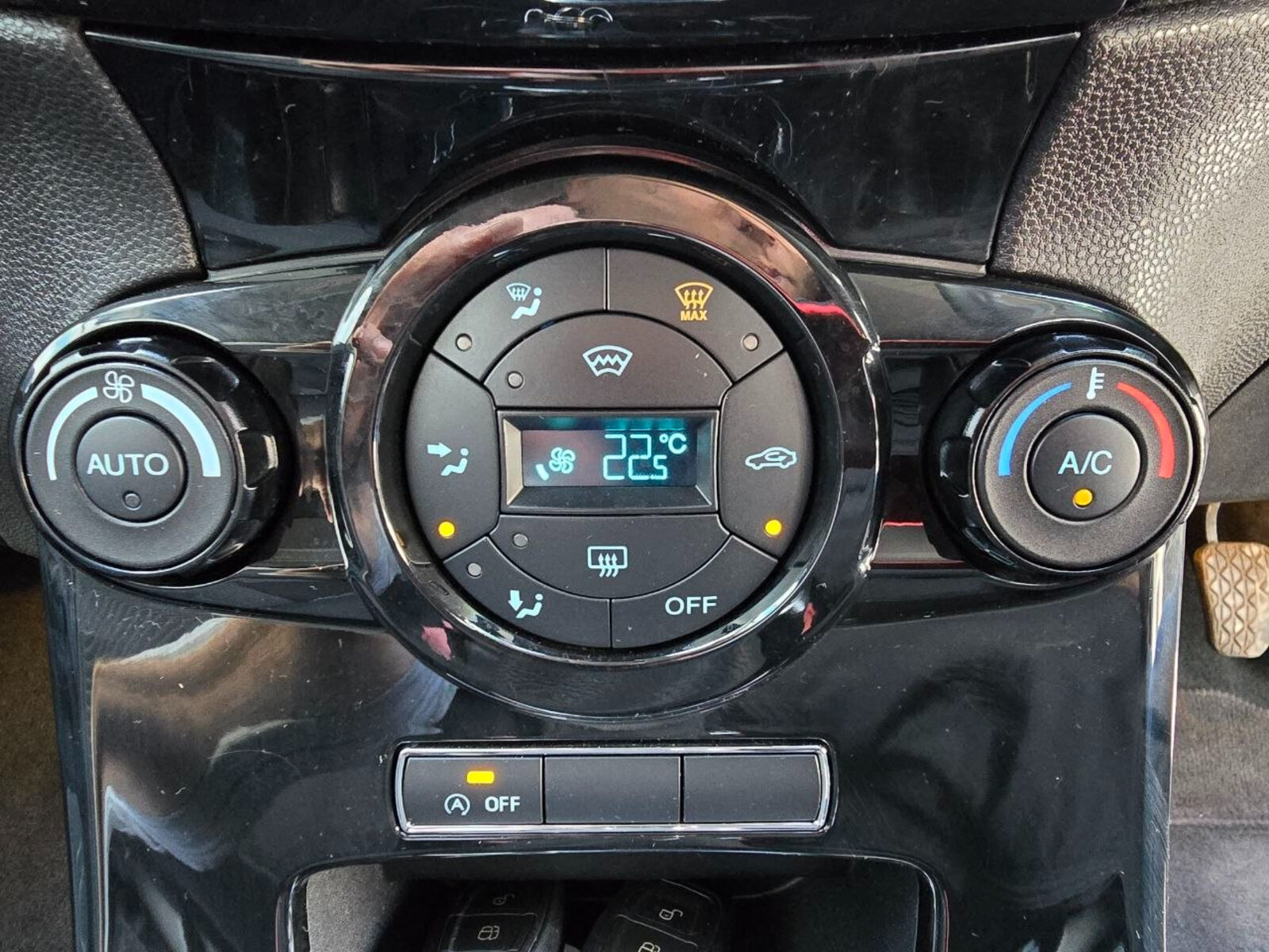 2015 Ford Fiesta TITANIUM 1.0 Petrol - Image 12