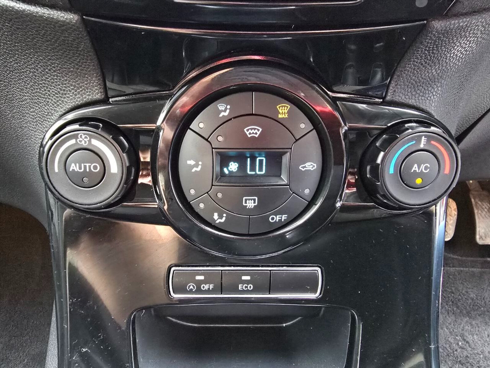 2017 Ford Fiesta TITANIUM 1.0 Petrol - Image 15