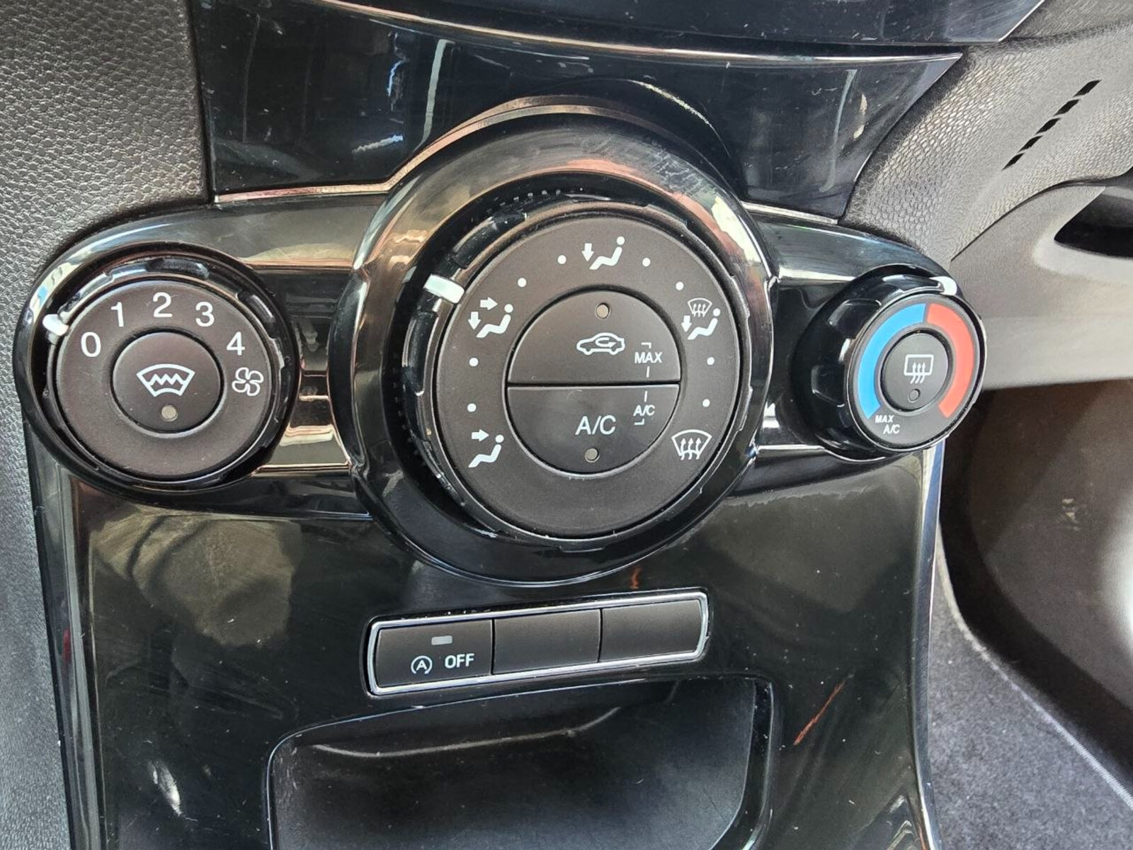 Ford Fiesta 2015 1.0 Petrol ZETEC - Image 13