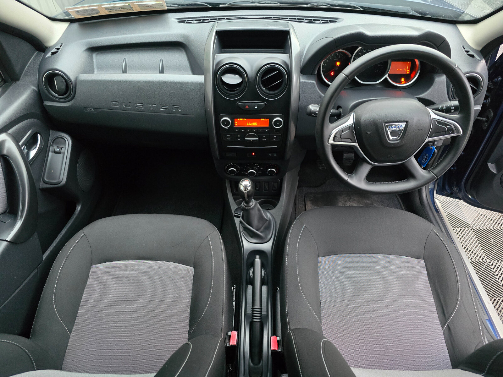 2017 Dacia Duster 1.5 dCi SIGNATURE - Image 9