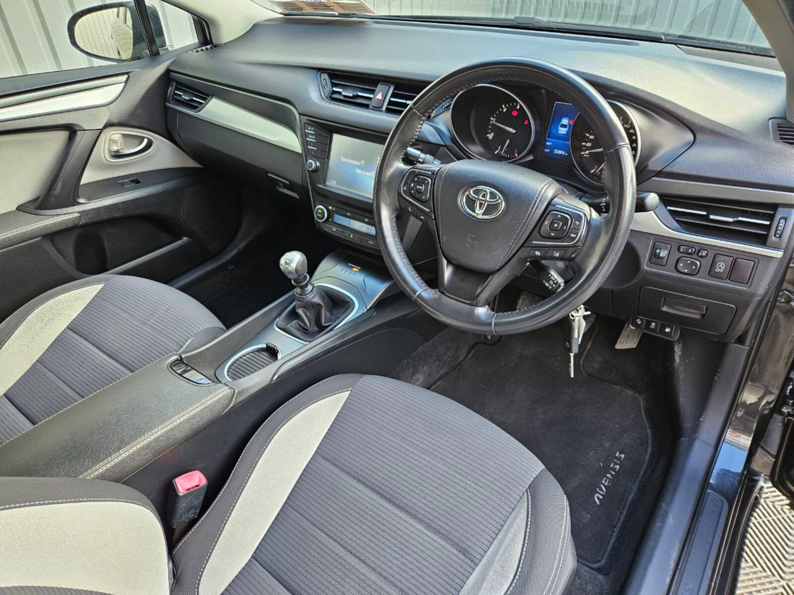 2017 Toyota Avensis 1.6 D-4D Luna Navi Saloon - Image 10