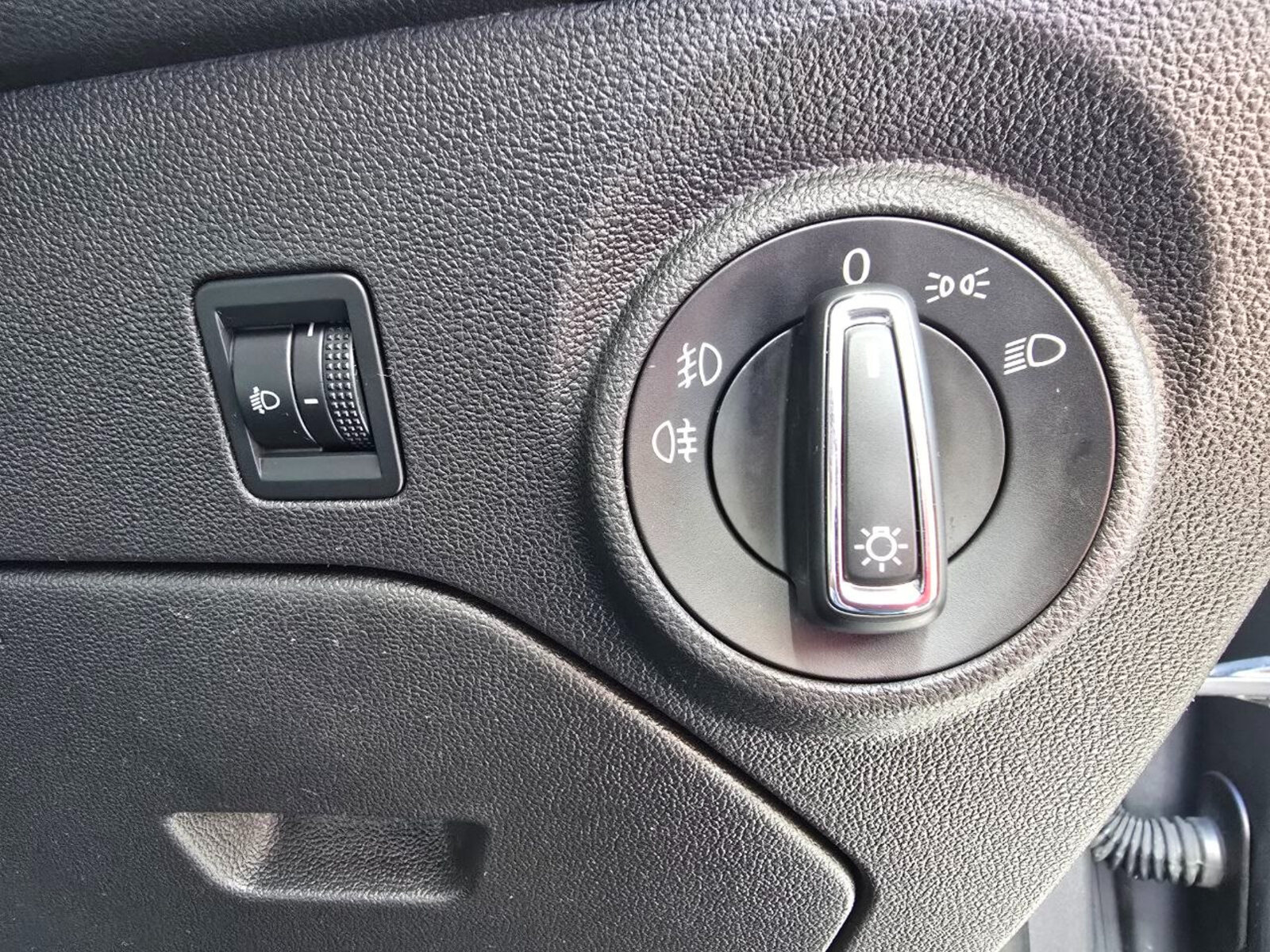 2017 SEAT Leon 1.6TDI DSG SE Automatic - Image 18
