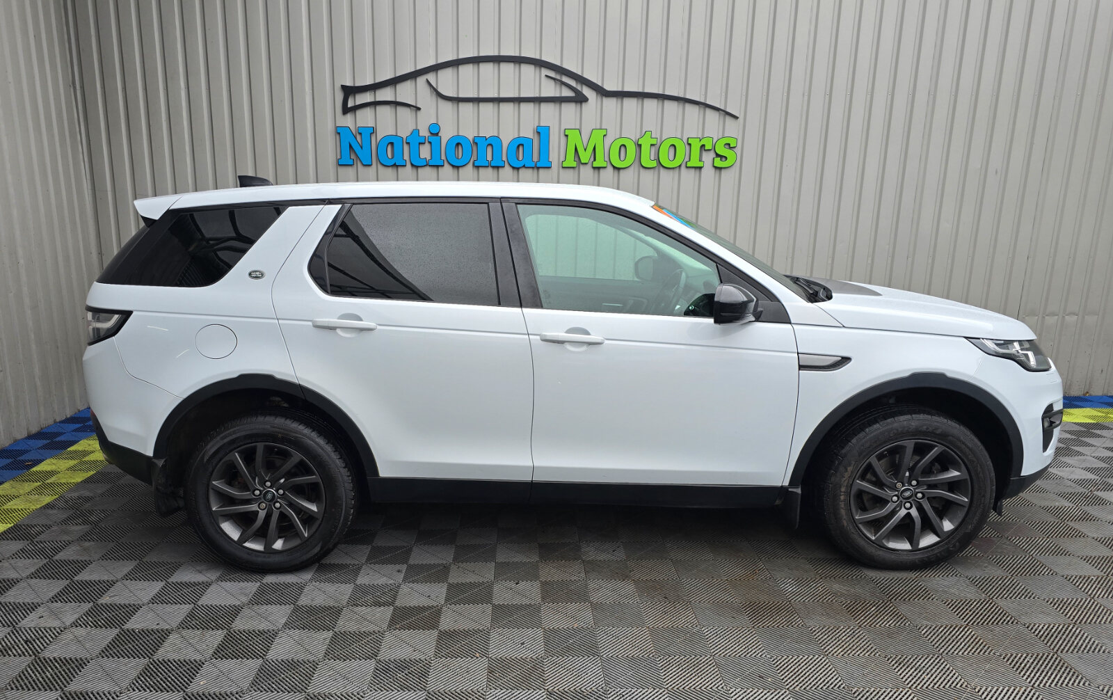 2017 Land Rover Discovery 2.0 4WD Automatic  7Seat - Image 2