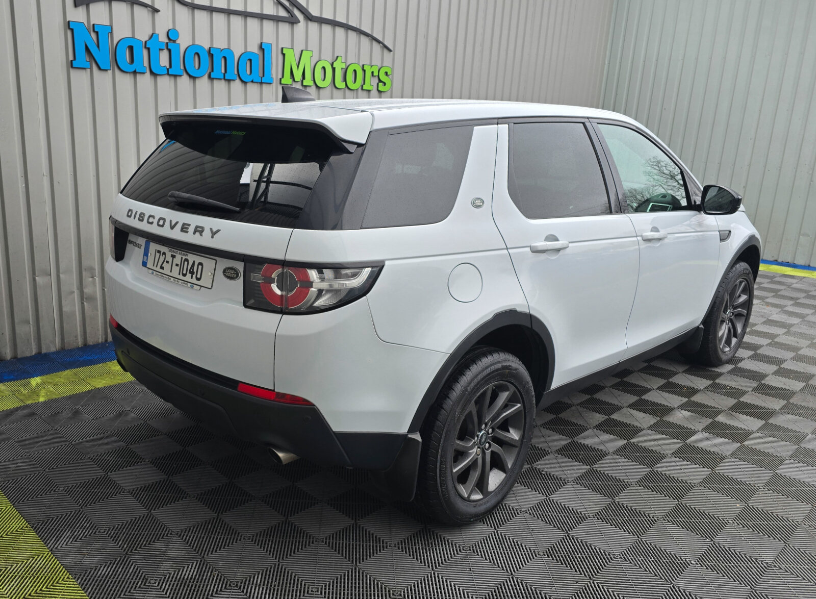 2017 Land Rover Discovery 2.0 4WD Automatic  7Seat - Image 3