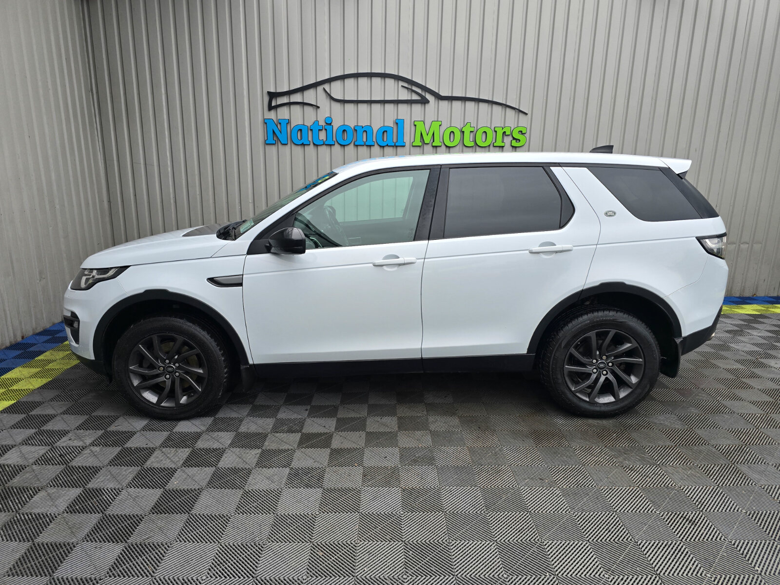 2017 Land Rover Discovery 2.0 4WD Automatic  7Seat - Image 6