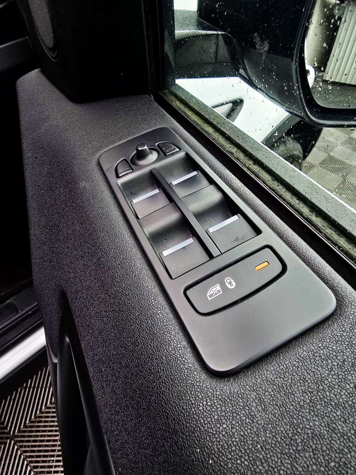 2017 Land Rover Discovery 2.0 4WD Automatic  7Seat - Image 20