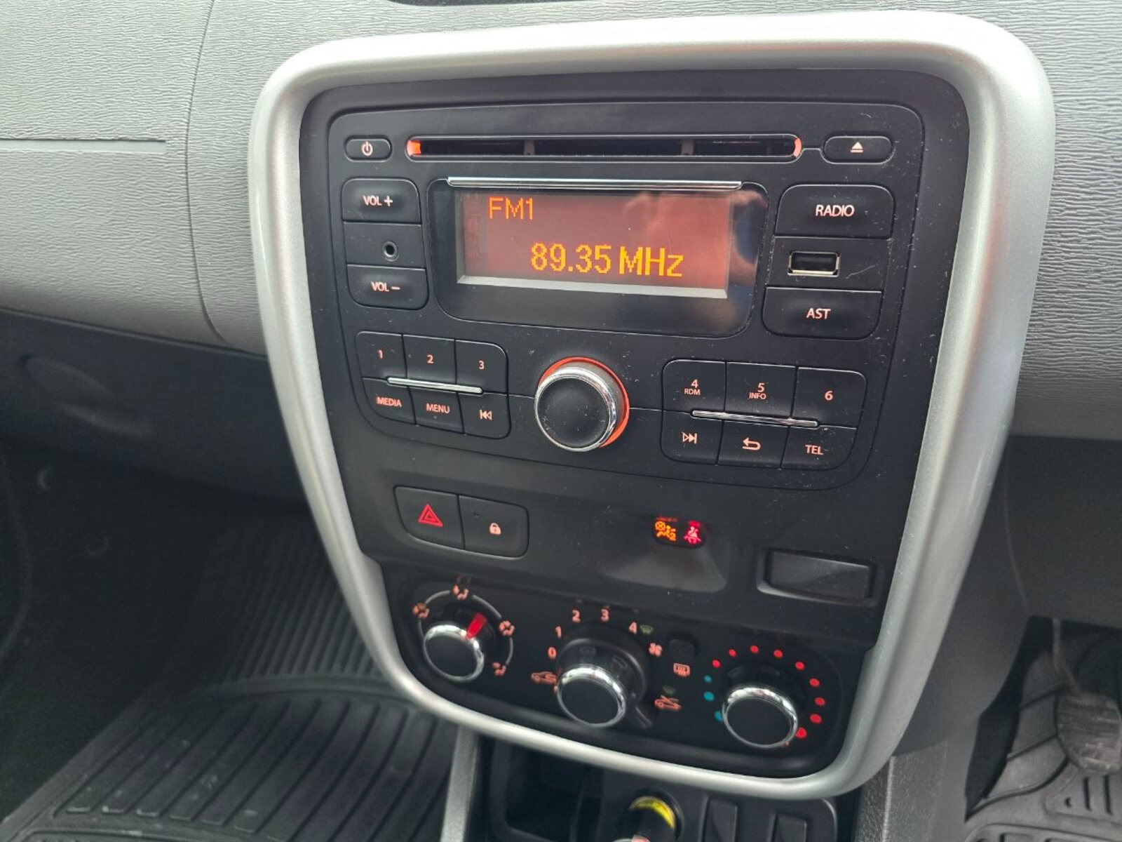2015 Dacia Duster 1.5 dCi ALTERNATIVE - Image 14