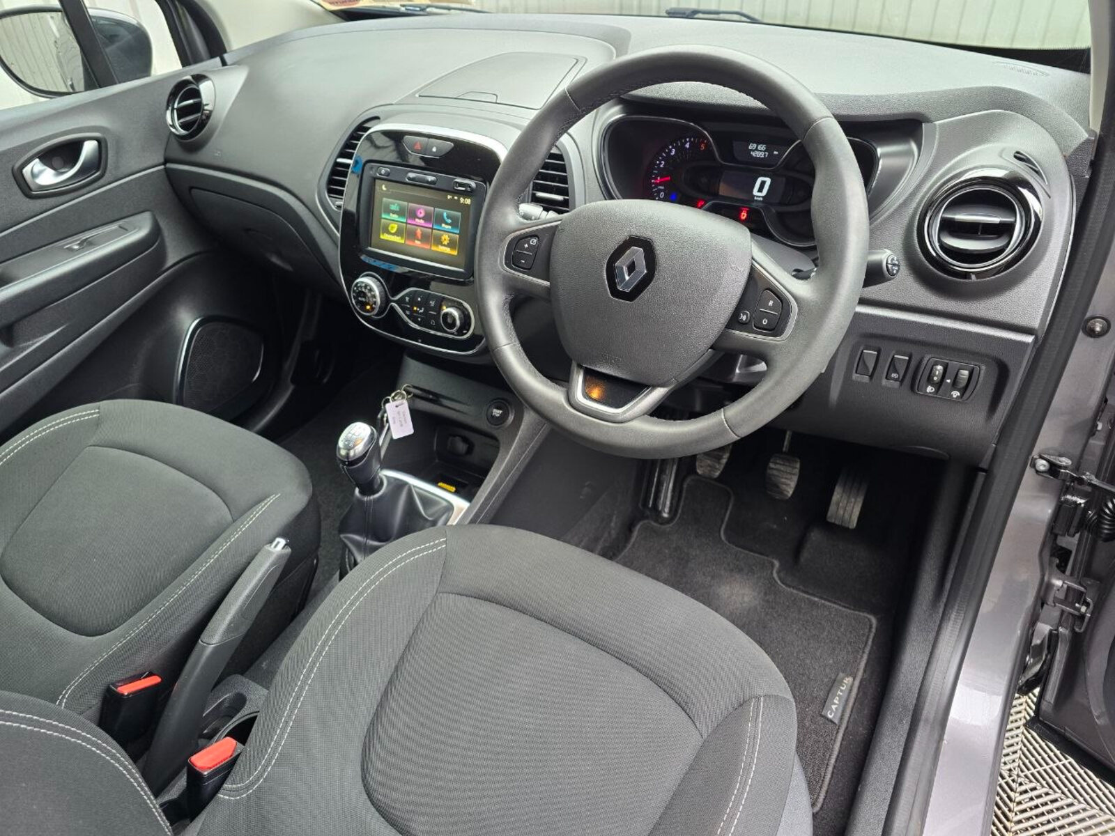 2019 Renault Captur 1.5 dCi 90 ICONIC - Image 11