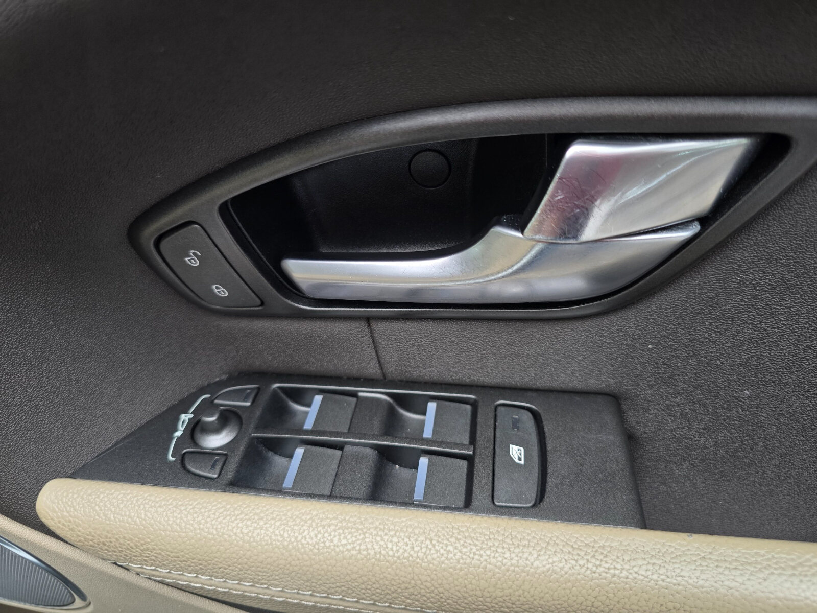 2019 Range Rover 2.0 Si4 PHEV Evoque - Image 18