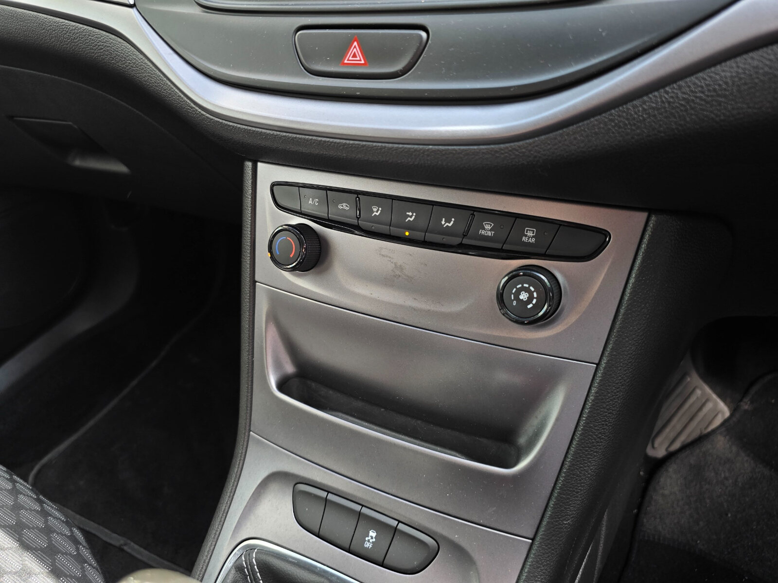 2016 Opel Astra 1.4 Petrol - Image 12
