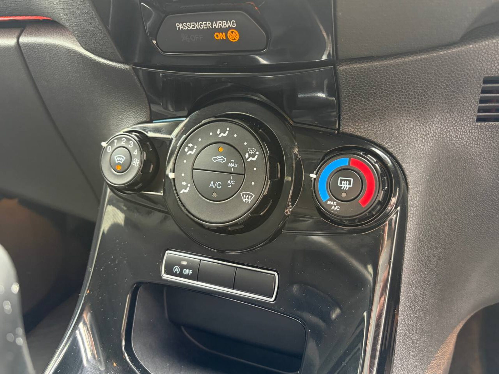 2015 Ford Fiesta Zetec 1.0 Petrol - Image 15