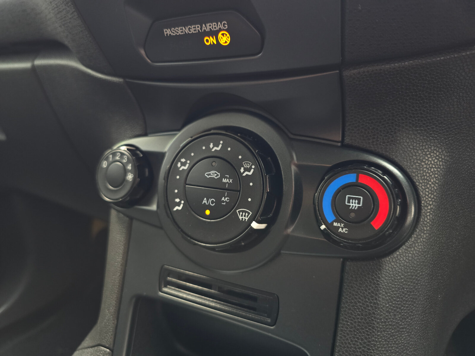2014 Ford Fiesta 1.25 Zetec Petrol - Image 14