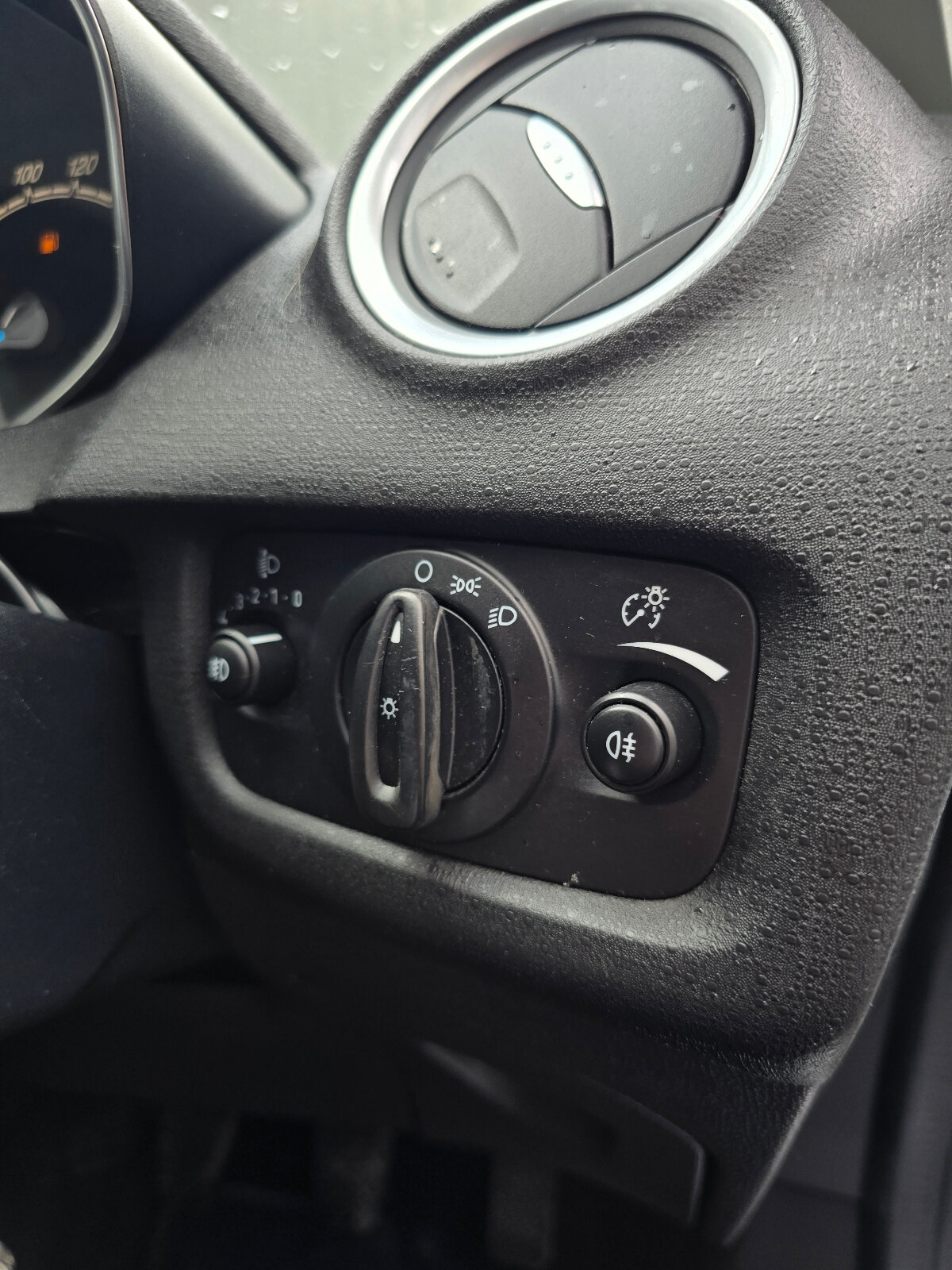 2014 Ford Fiesta 1.25 Zetec Petrol - Image 17