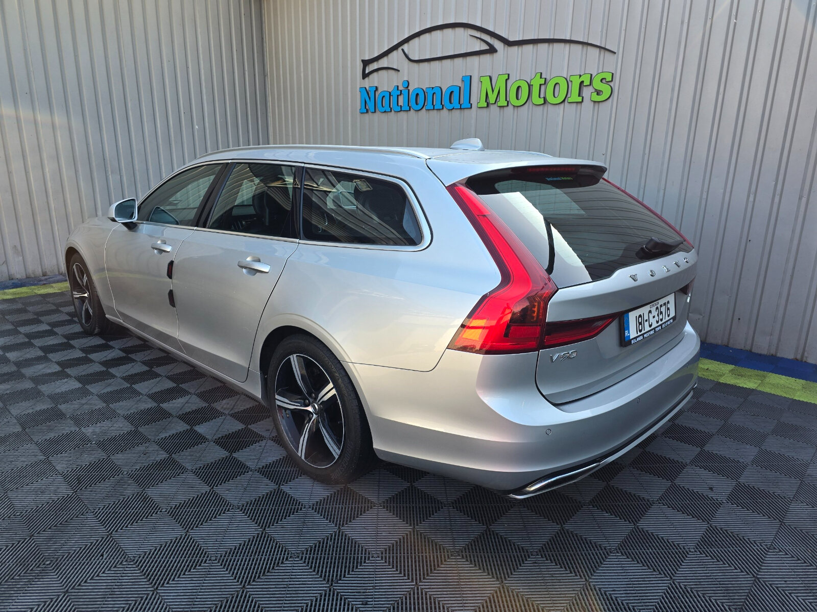 2018 Volvo V90 2.0 R-Design 190hp Automatic - Image 5