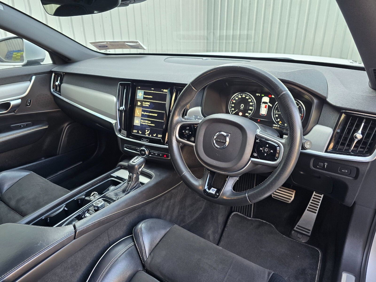 2018 Volvo V90 2.0 R-Design 190hp Automatic - Image 10