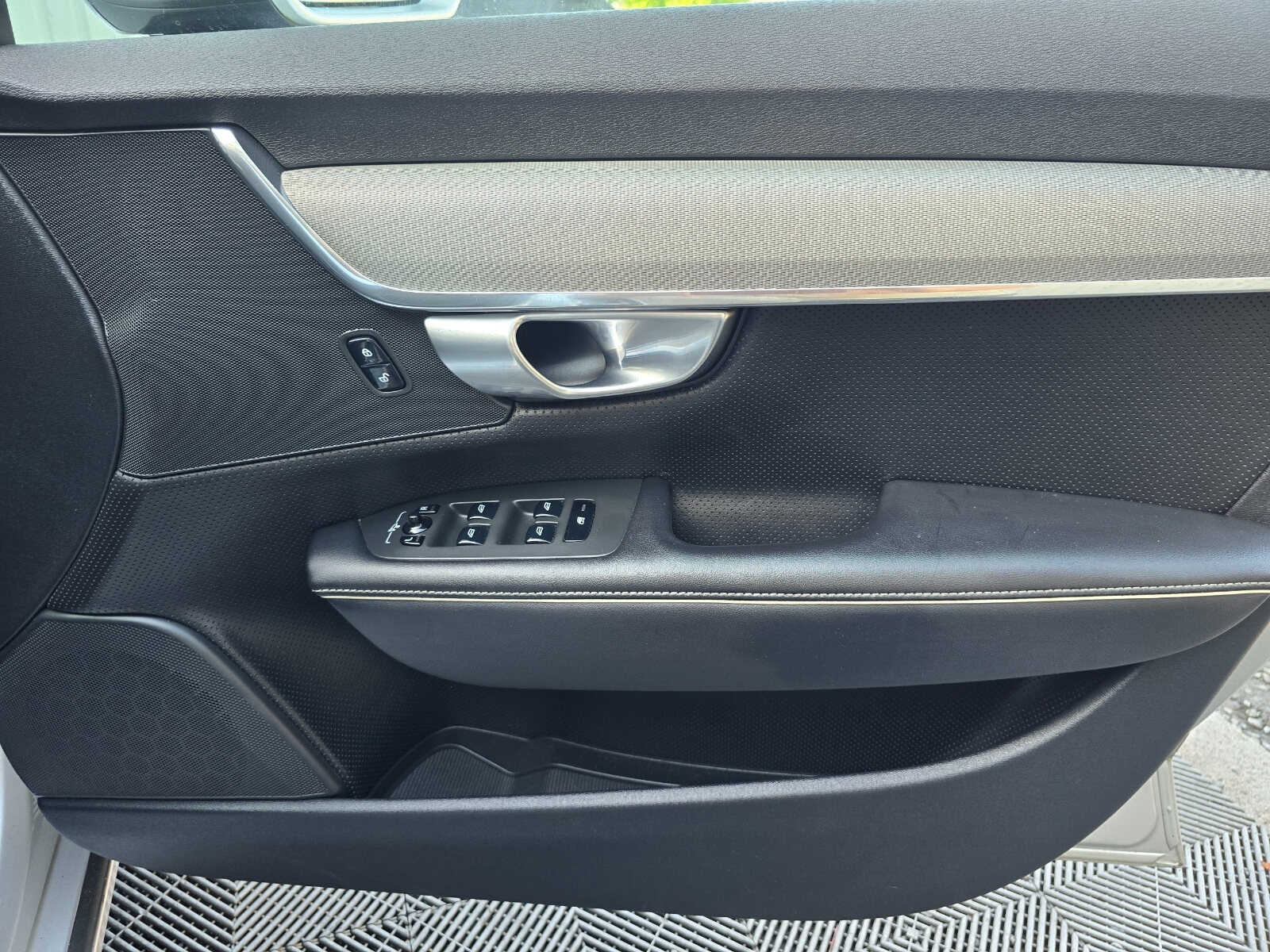 2018 Volvo V90 2.0 R-Design 190hp Automatic - Image 18