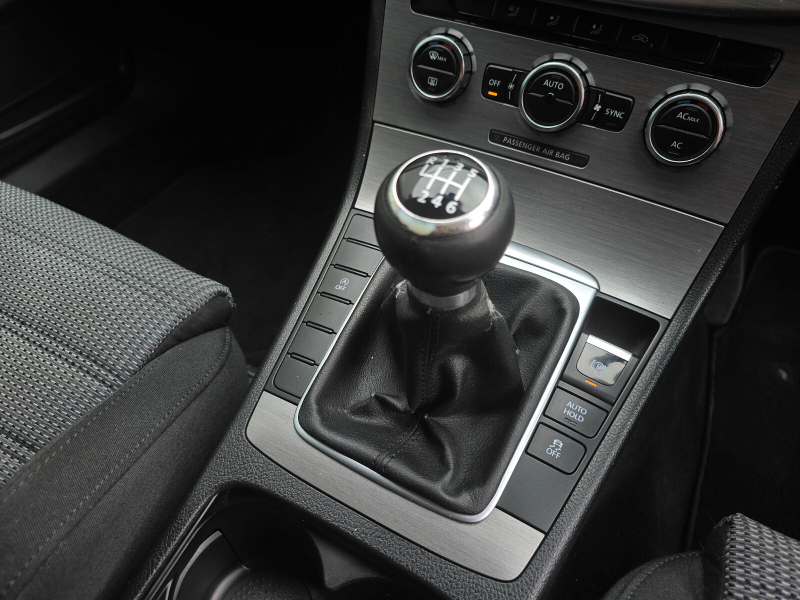 2012 Volkswagen Passat 2.0 TDI COMFORTLINE - Image 12