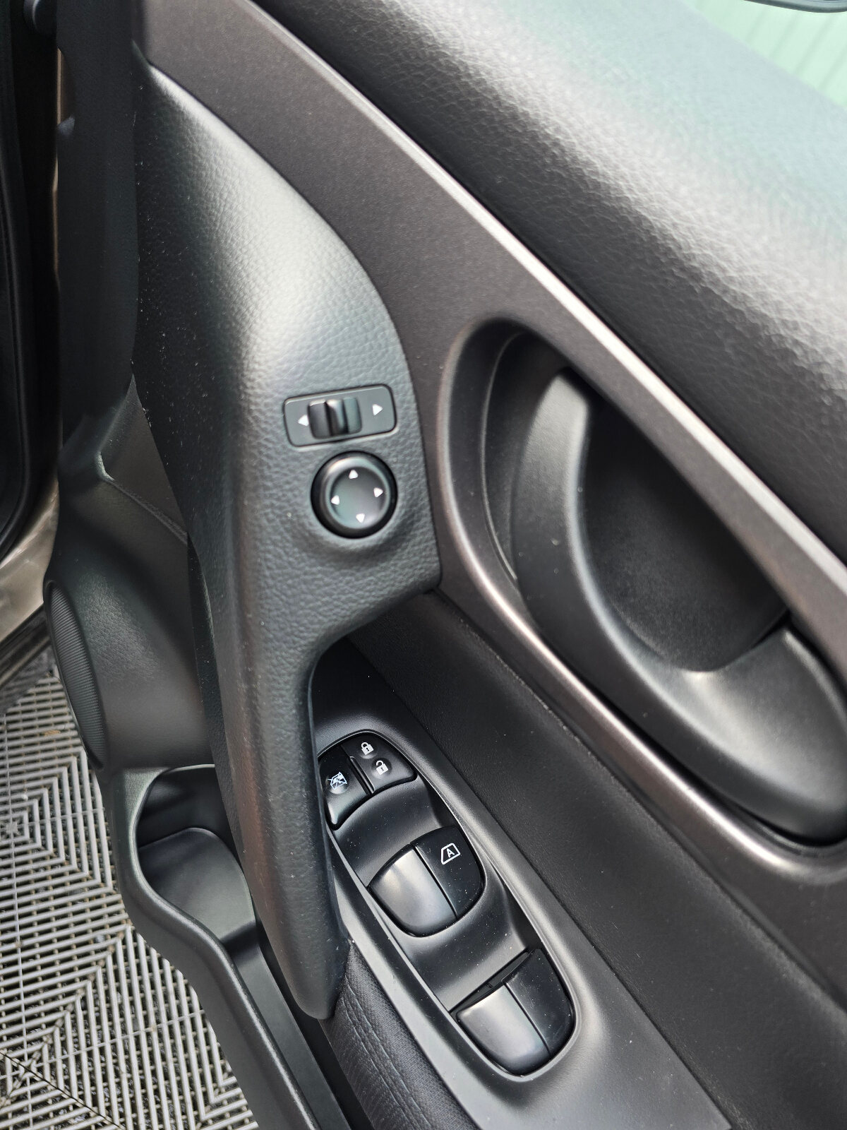 2016 Nissan Qashqai 1.2 XE Petrol - Image 19