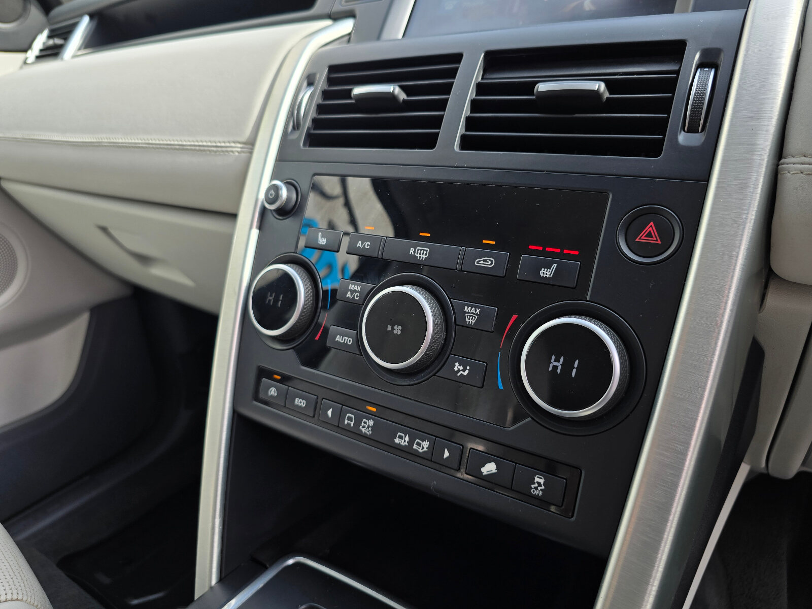 2016 Discovery Sport 2.0 TD4 AUTO 7 Seat - Image 16