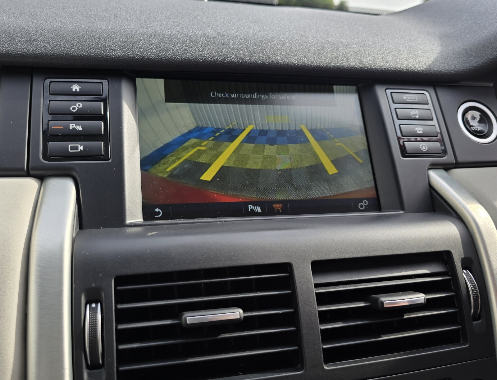 2016 Discovery Sport 2.0 TD4 AUTO 7 Seat - Image 17