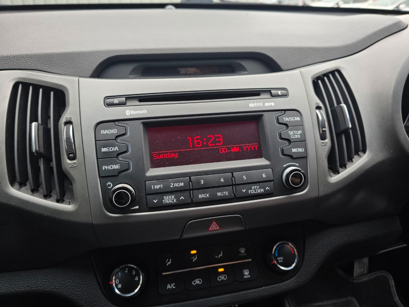 2015 Kia Sportage 1.7 D EXL - Image 15