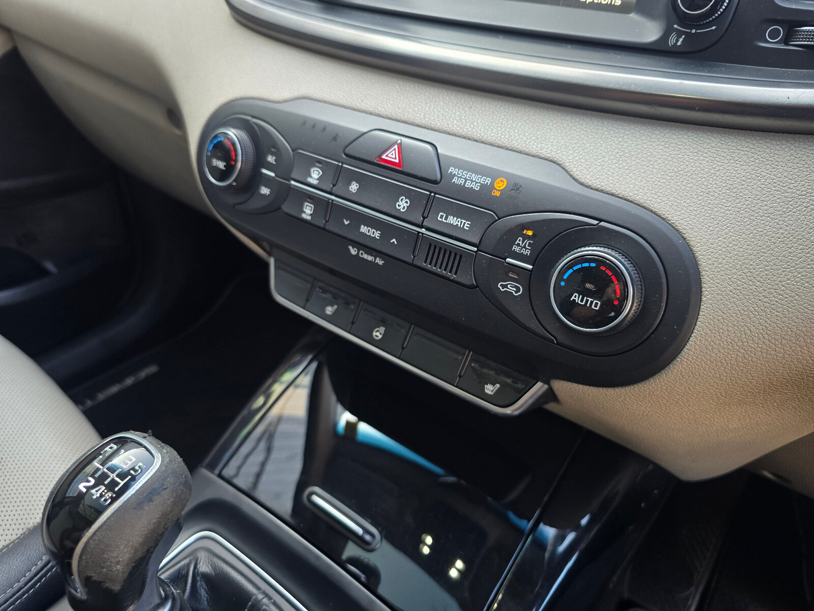 2015 Kia Sorento 2.2 Platinum AWD 7 seats - Image 16