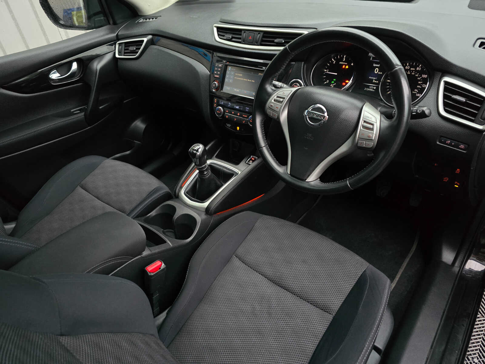 2014 Nissan Qashqai 1.5 DSL SV - Image 12